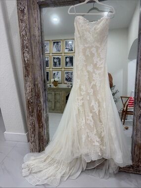 Vera Wang Ivory Bridal Gown with WHITE Label